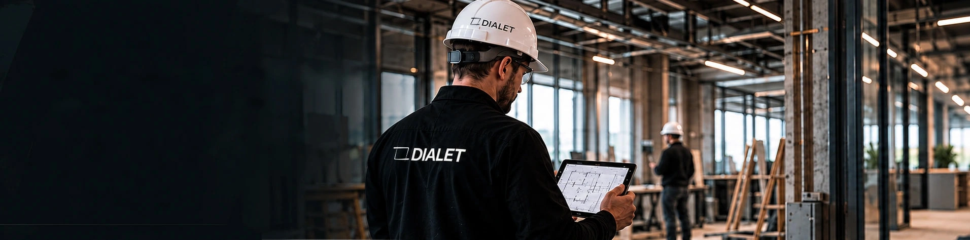 Специалист DIALET проверяет проект на планшете на объекте